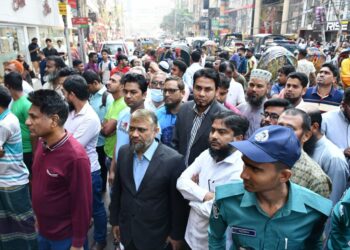 রাজধানীর বেইলী রোডের অগ্নিকাণ্ডের ঘটনাস্থল পরিদর্শন করছেন ঢাকা মহানগরী দক্ষিণ জামায়াত নেতৃবৃন্দ