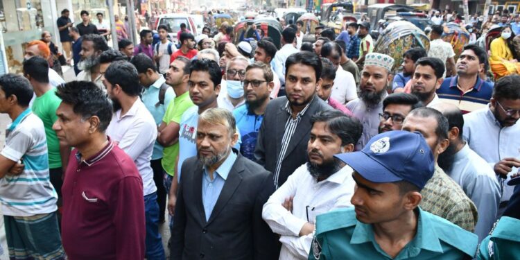 রাজধানীর বেইলী রোডের অগ্নিকাণ্ডের ঘটনাস্থল পরিদর্শন করছেন ঢাকা মহানগরী দক্ষিণ জামায়াত নেতৃবৃন্দ