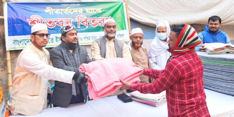 জামায়াত খিলগাঁও পশ্চিম থানার উদ্যোগে শীতার্ত মানুষের মাঝে শীতবস্ত্র বিতরণ