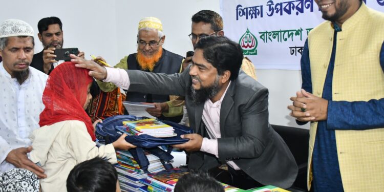 ঢাকা মহানগরী দক্ষিণের সমাজকল্যাণ বিভাগের উদ্যোগে রাজধানীর সুবিধা বঞ্চিত স্কুল শিক্ষার্থীদের মাঝে বইসহ নানা শিক্ষা উপকরণ বিতরন