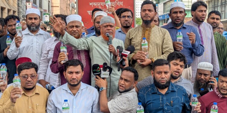 তীব্র তাপদাহে তৃষ্ণার্ত পথচারীদের মাঝে জামায়াতে ইসলামীর সপ্তাহব্যাপী সুপেয় পানি বিতরণ কর্মসূচির উদ্বোধন